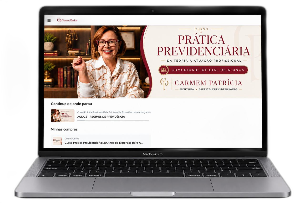 Plataforma do curso Prática Previdenciária aberta em um notebook, mostrando a aula em andamento